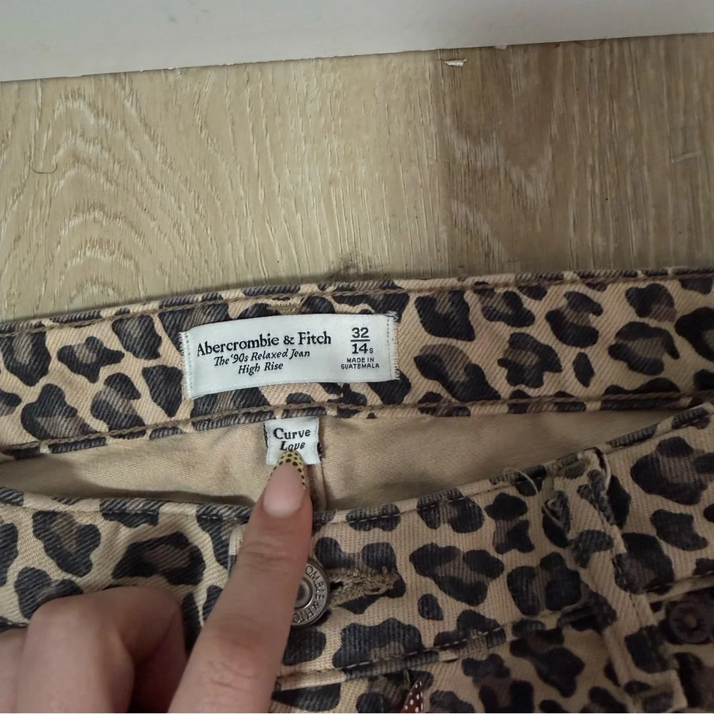 Abercrombie & Fitch Leopard Print High Rise 90s Relaxed Jeans Curve Love size 32 - Picture 3 of 6